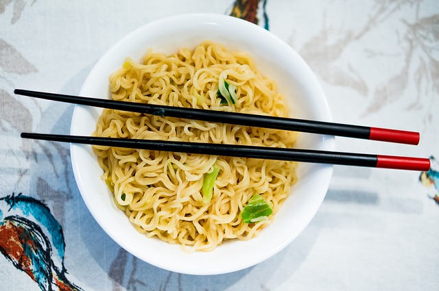 オーストラリアで買えるインスタントラーメン10選 世界の即席麺が勢ぞろい マフィントップと唐辛子